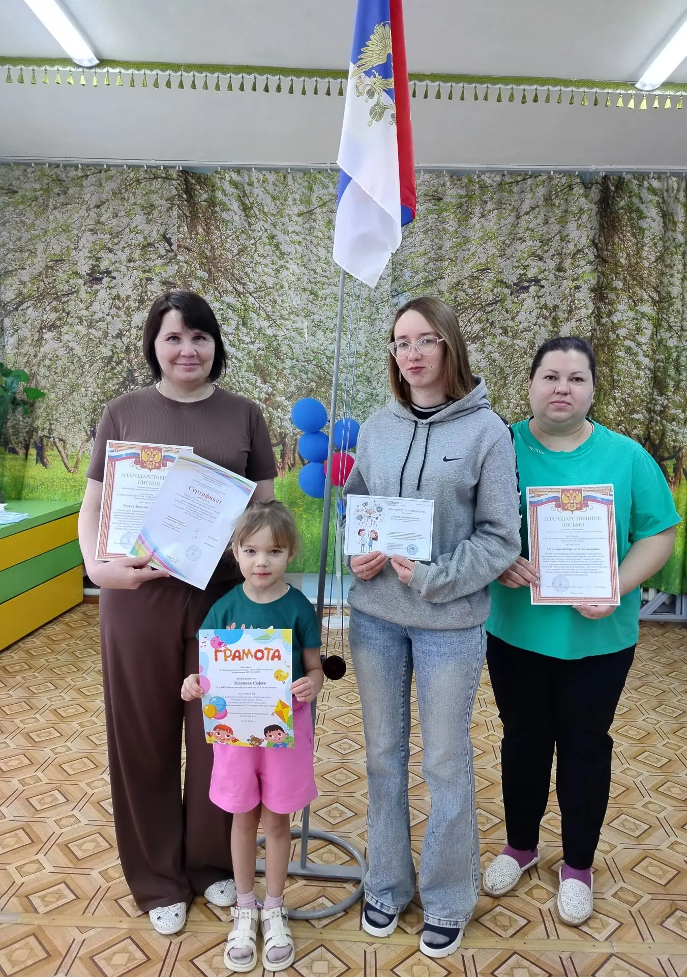 На календаре 2 марта, понедельник. Традиционная линейка, посвященная поднятию Государственного флага