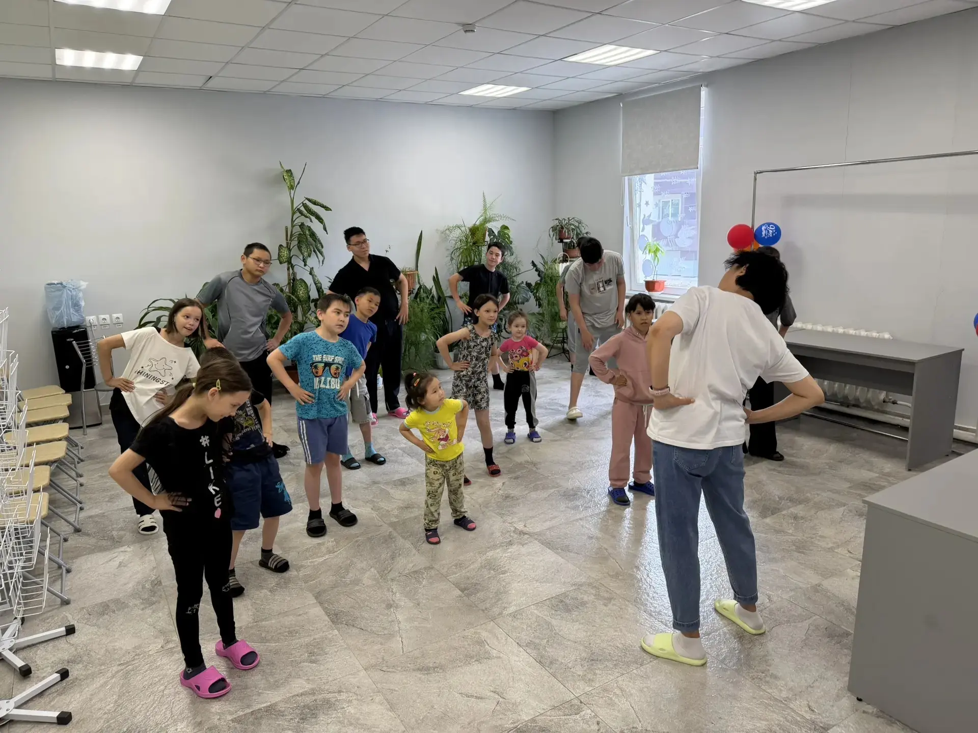 Утренняя зарядка позволяет не только физически проснуться, но и настроиться на продуктивный и позити