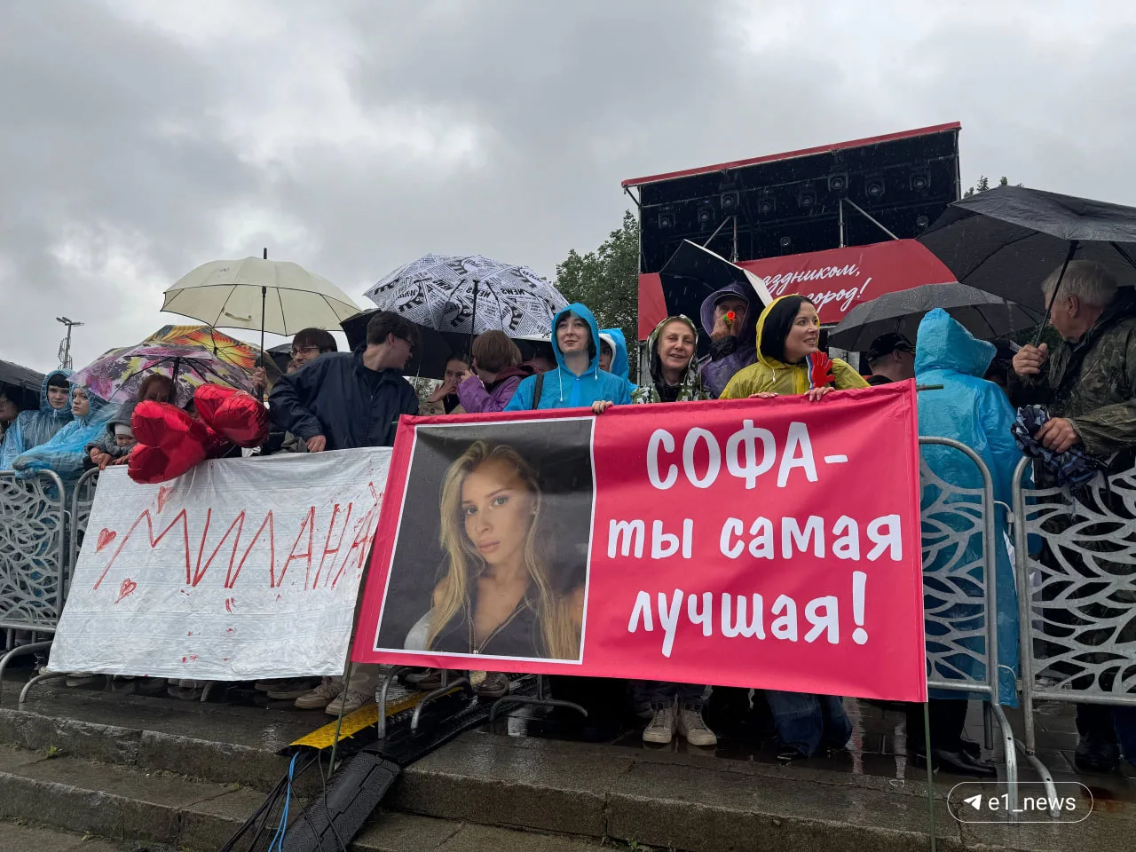 Друзья и близкие конкурсанток пришли их поддержать с плакатами 💔

Еще больше классных моментов Дня 