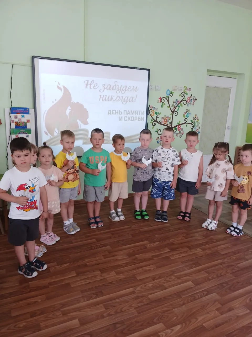 Сегодня, в День памяти и скорби, дети группы "Непоседы"  почтили память героев Великой Отечественной