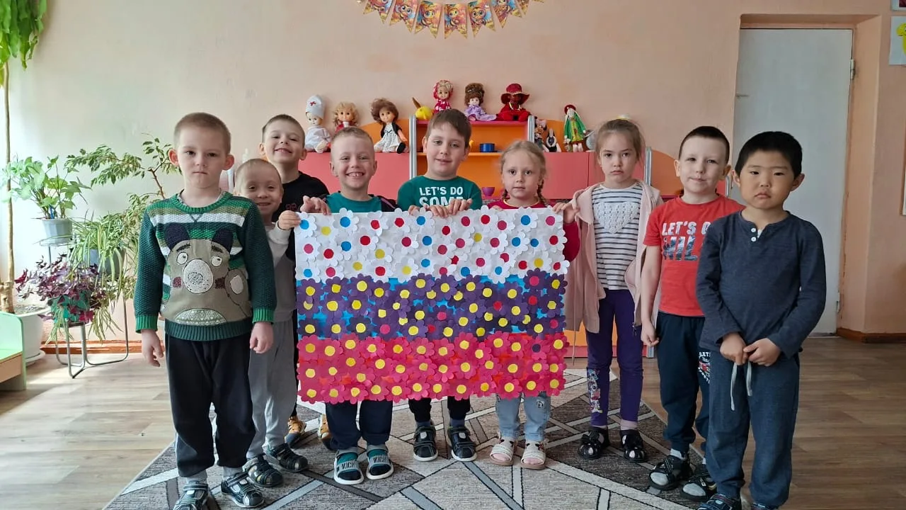 🎨✨ Сегодня ребята из старшей группы №6 «Пчелки» отметили День России яркой творческой работой! 🇷🇺