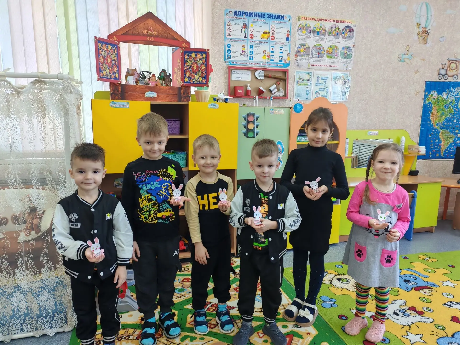 🐰 Зайчик из бумаги — прыг да скок,
Прискакал к нам на урок!

Ребята из «Знаек» смастерили чудесных 