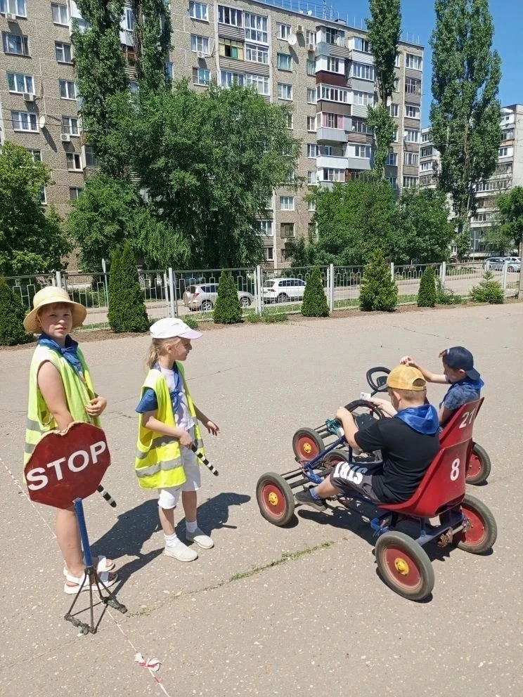 Как провести день с пользой

Для этого нужно побывать в пришкольном лагере "Муравейник". 
Сколько вс