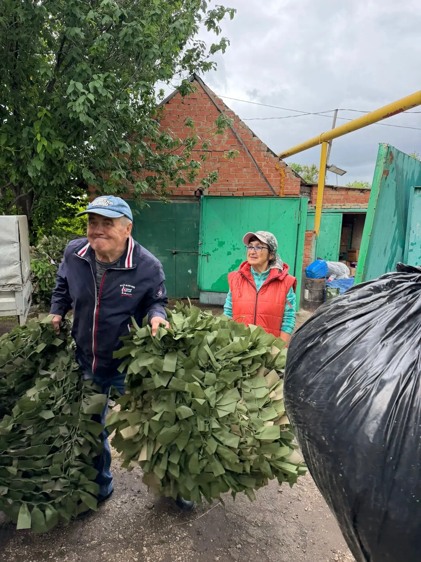 Каждый день в атмосфере дружбы и взаимопомощи наши волонтеры делают важное и нужное дело — плетут ма
