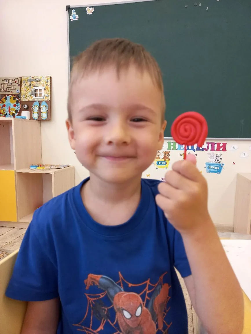 Лепка во второй младшей группе на тему: "Угощения для друга"  
￼Продолжать формировать дружелюбные о