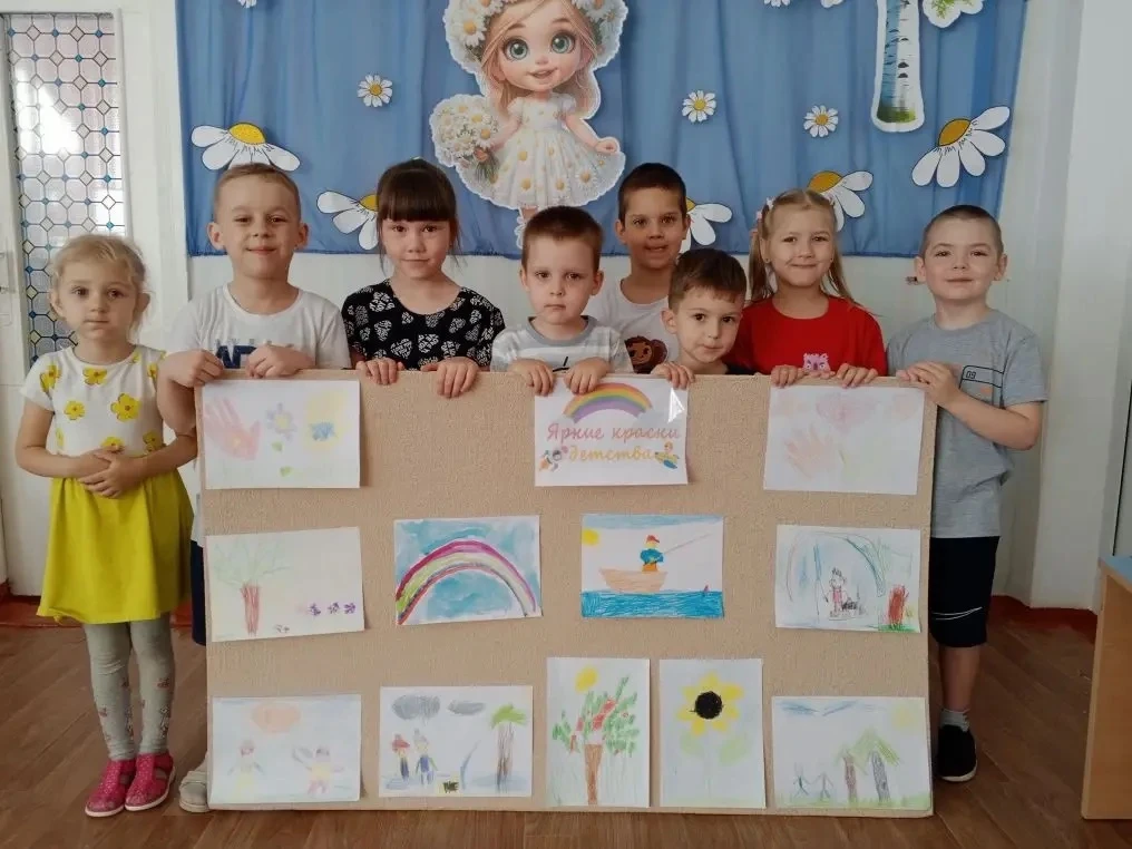 Воспитанники группы "Капитошка" приняли участие в выставке рисунков "Яркие краски детства". Ребята п
