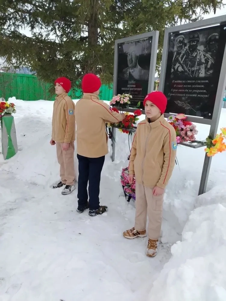АКЦИЯ "ВАХТА ПАМЯТИ"

   19 февраля юнармейцы Адамовской школы приняли участие в акции "Вахта памяти