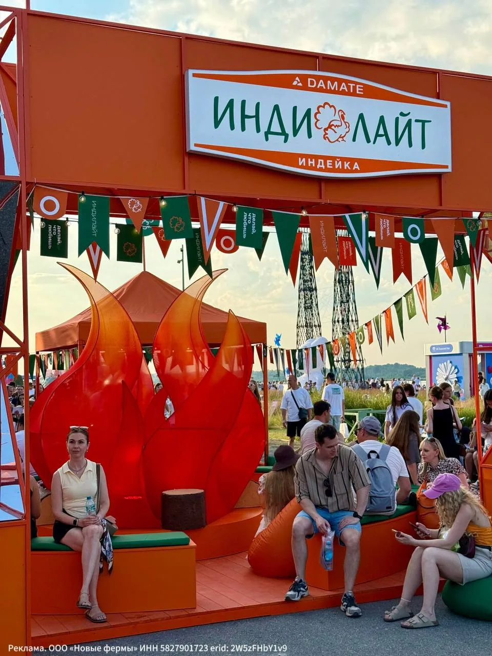 Завершился яркий фестиваль VK Fest в Нижнем Новгороде. Десятки артистов и инфлюенсеров радовали ниже