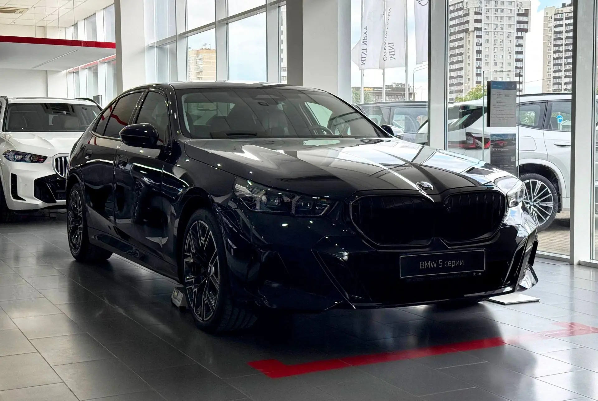 Черный карбон с морским оттенком салон, это сочетание BMW 530Li в старшей комплектации неминуемо пок