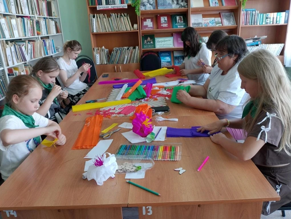 10 июня в Митрофановском СДК провели мастер-класс 
поделки цветов из бумаги — популярное занятие в с