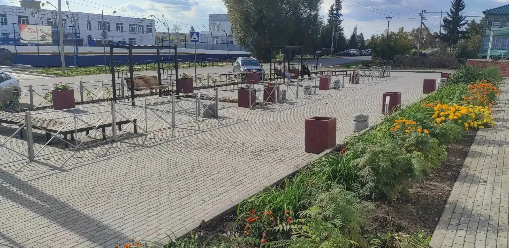 Уважаемые жители Колосовского района! Многие из вас видят, как преобразилась территория перед здание