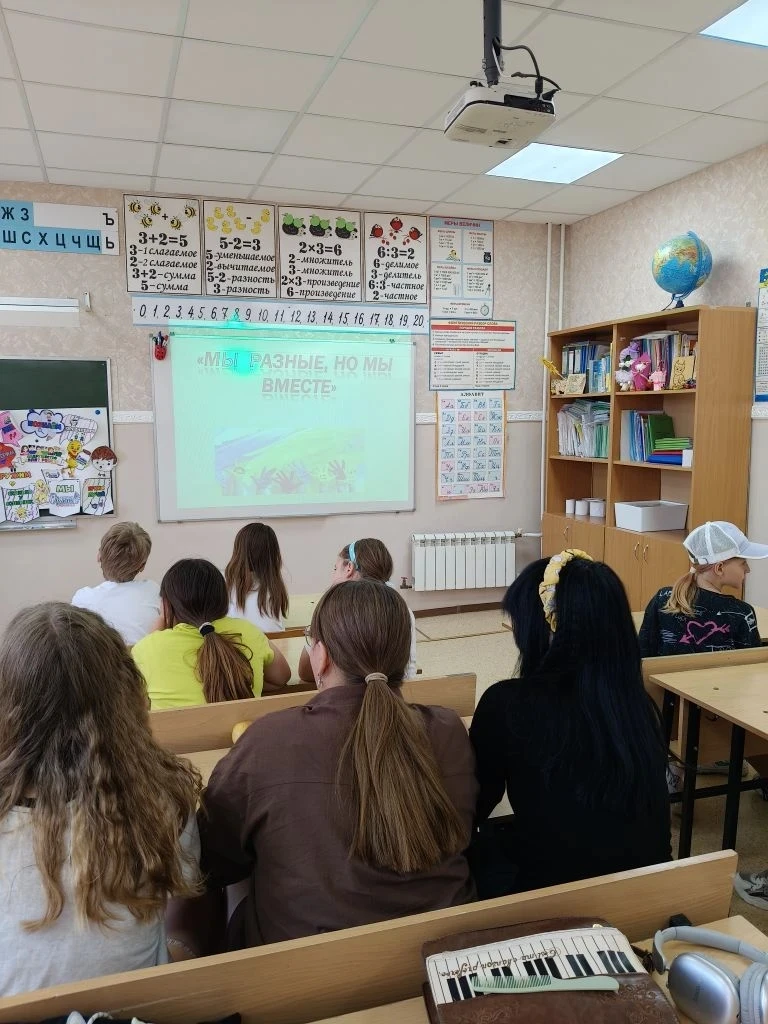 Сегодня в ДОЛ «Ромашка» — особенный день! 🌼
Он посвящён самому тёплому и светлому чувству — Дружбе!