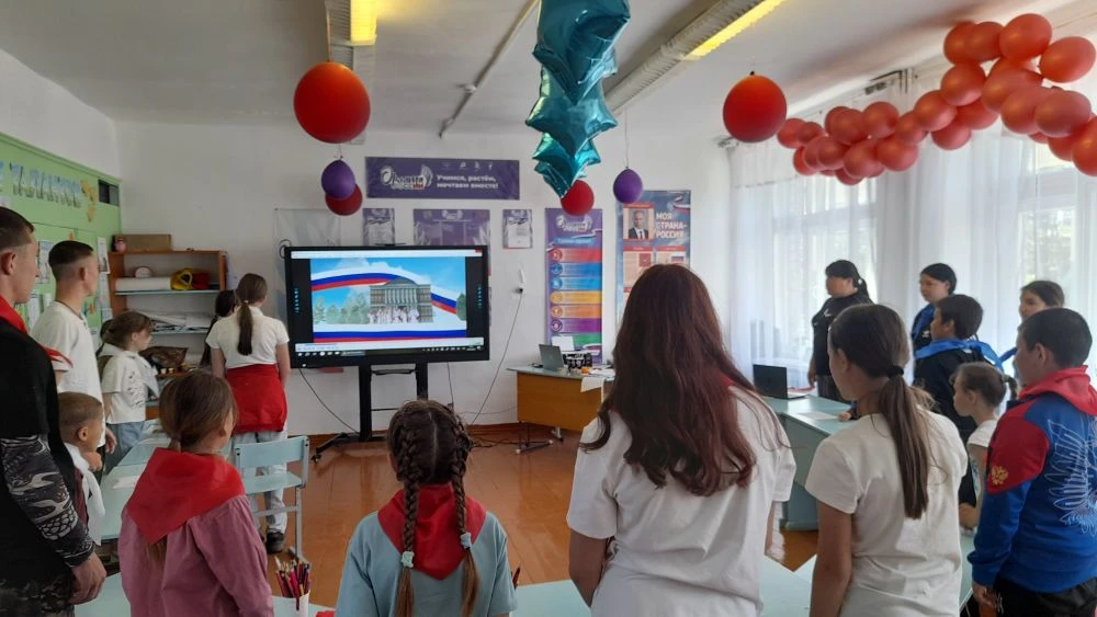 День народного единства: праздник многообразия в нашем лагере! 🎉🇷🇺✨

Сегодня в пришкольном лагере