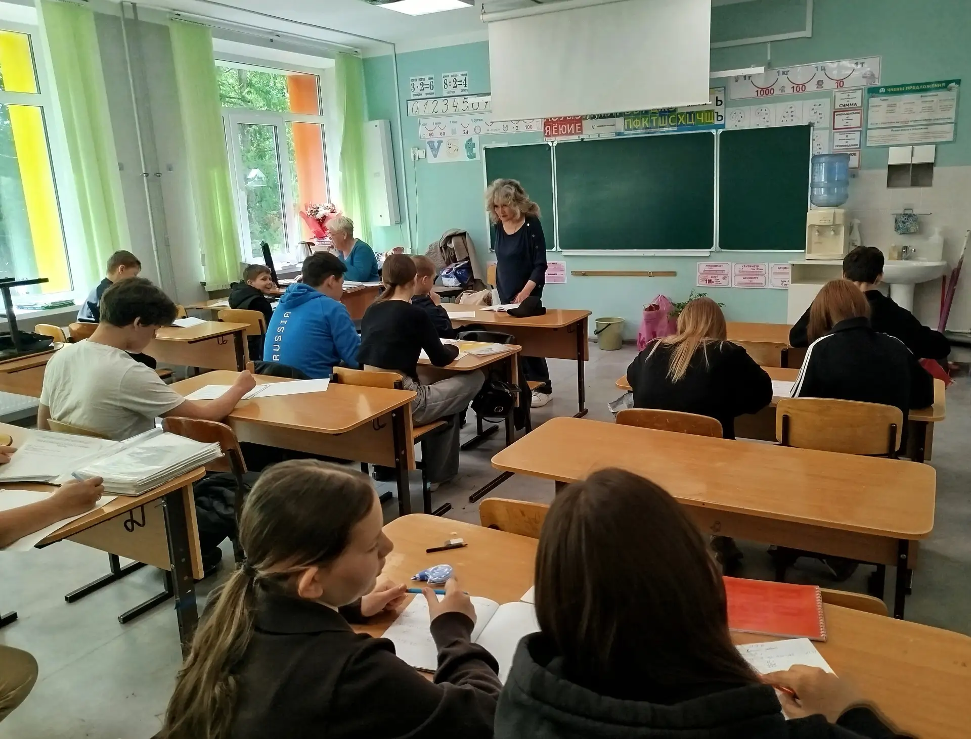 В школе в рамках группы кратковременного пребывания проходят дополнительные занятия по предметам. Он
