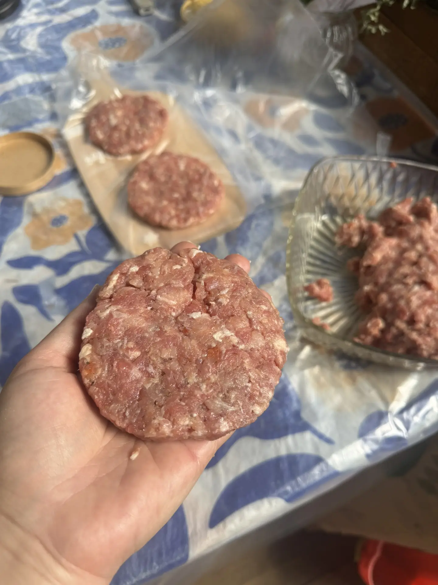 Ну вы понимаете?😁😁

У нас сегодня по запросу бургеры, мама впервые будет пробовать 😆… Женя прям о