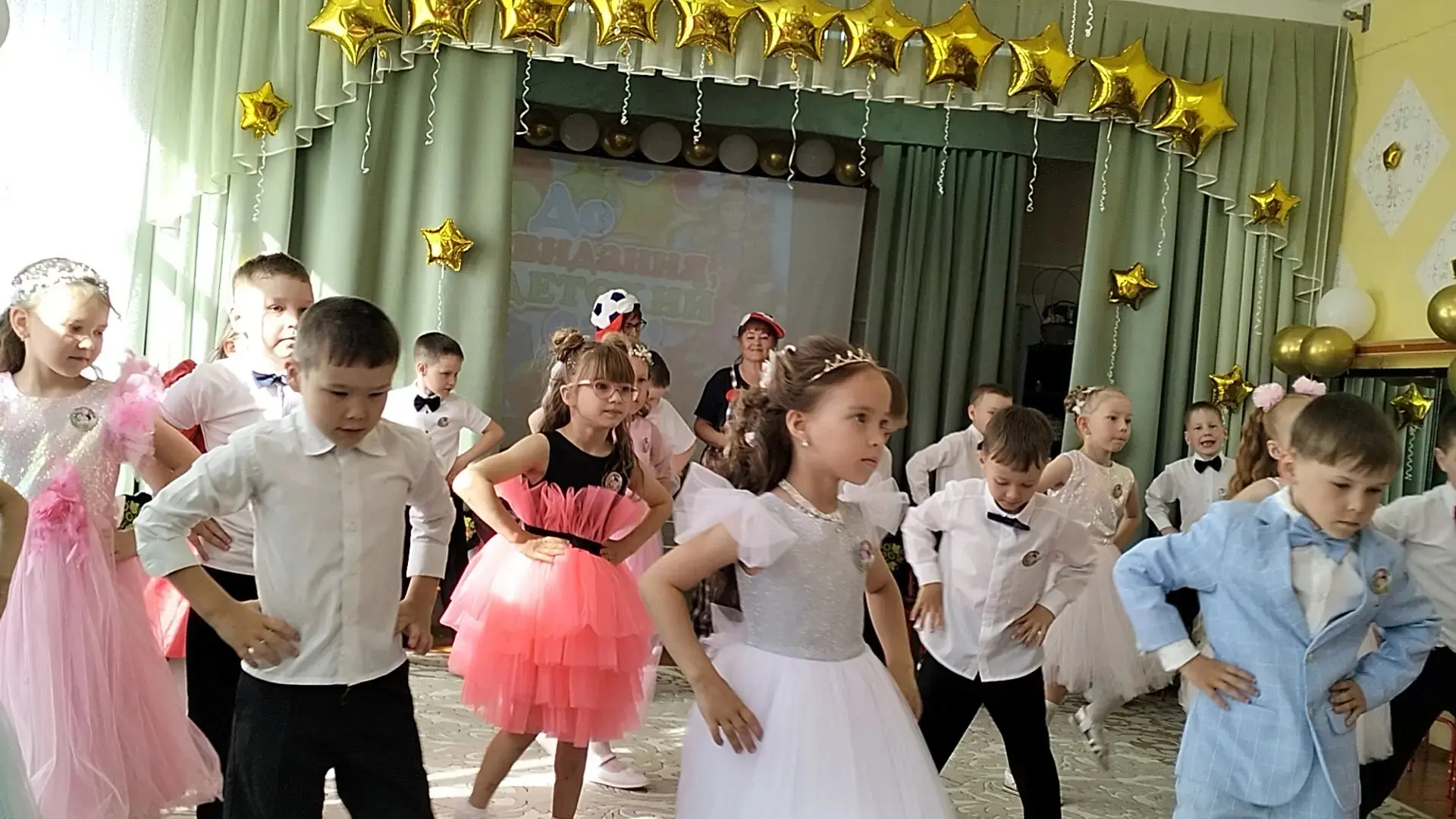 Дорогие выпускники! Сегодня вы делаете первый важный шаг в большую жизнь. Пусть ваша школьная жизнь 