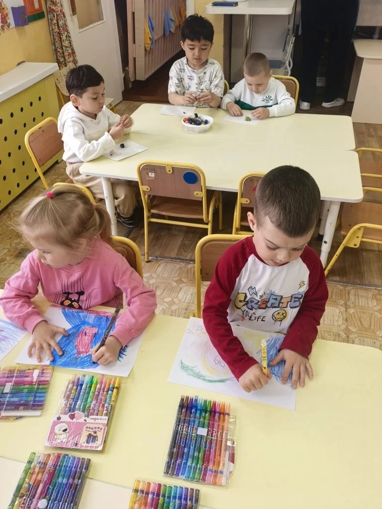 Дождливый день — идеальное время для  творчества.🐵
Рисуем, лепим, вырезаем. 
Нам некогда скучать☺️