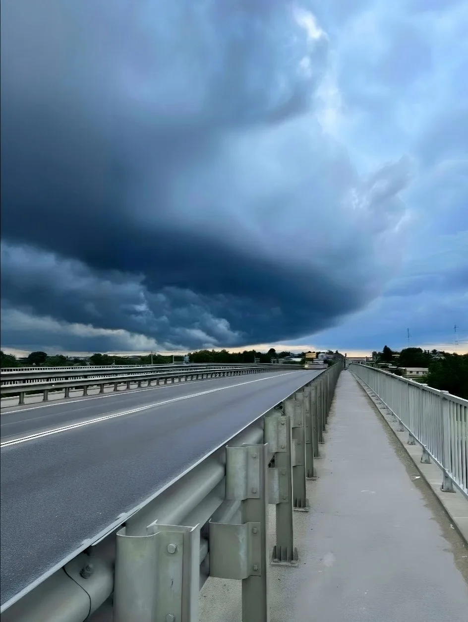 🌩Сейчас на улице+28, но уже завтра будет резкое похолодание. Ожидаются крайне сильные ливни и грозы