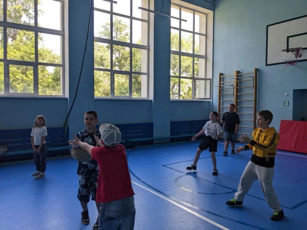 🌞 Наш день: спорт, творчество и командный дух!
Сегодня в лагере был невероятно насыщенный и динамич