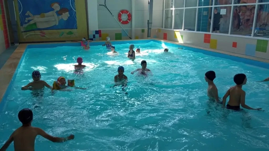 💦 Брызги радости и море позитива: наш лагерь в бассейне!

Сегодняшнее утро в пришкольном лагере «Пл