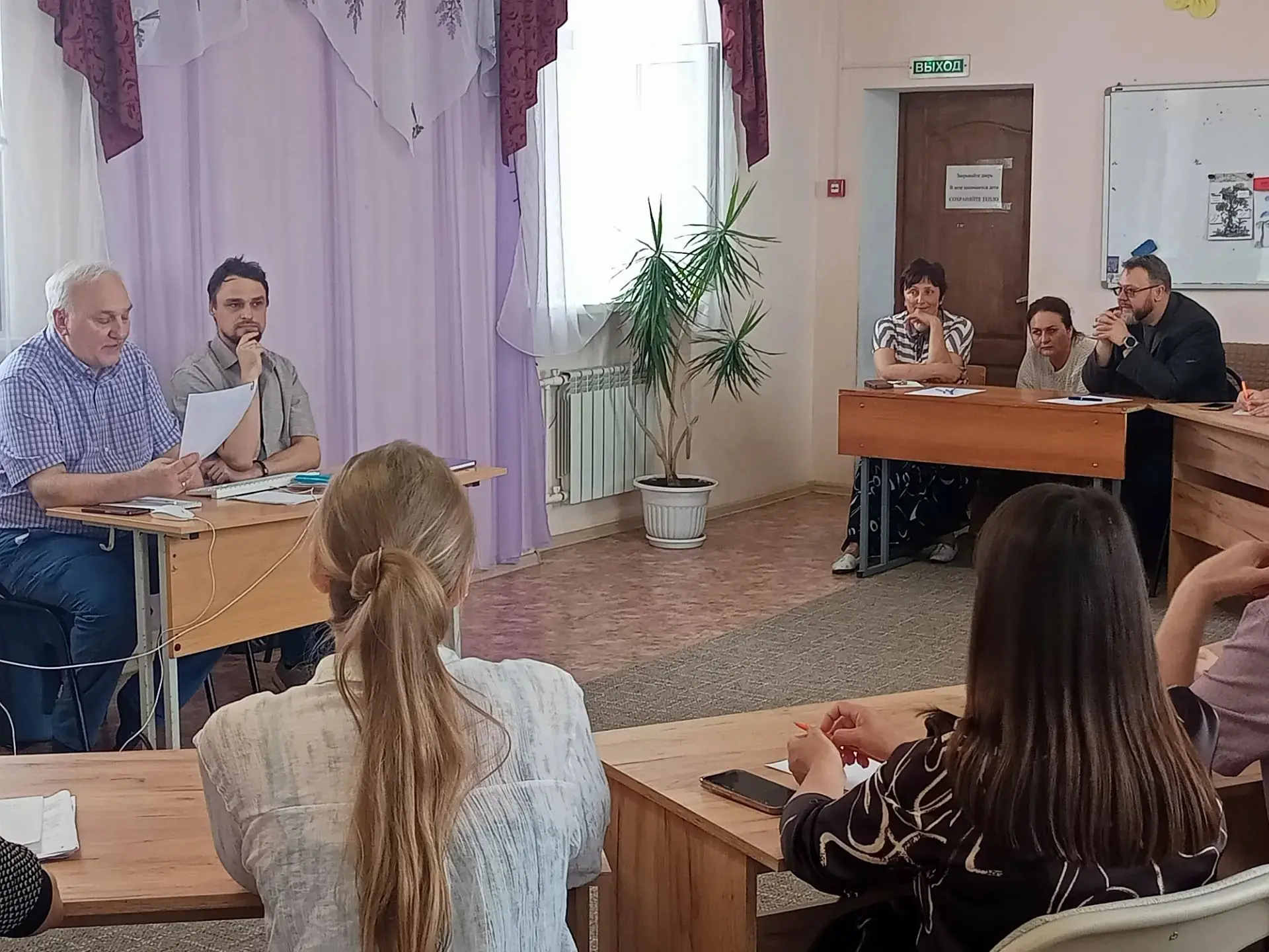 Во второй половине дня принял участие в семинаре по работе с участниками СВО и членами их семей, в р