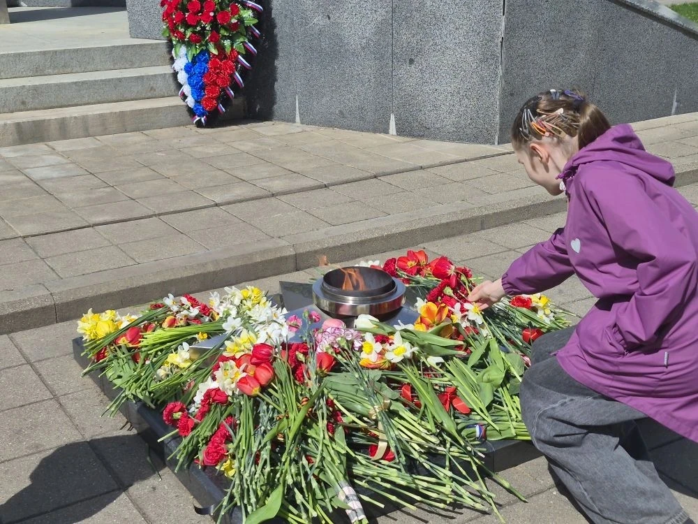 С праздником! 

Жаль что у нас не было парада. 
Для нас это было много десятилетий традицией. 
Безоп