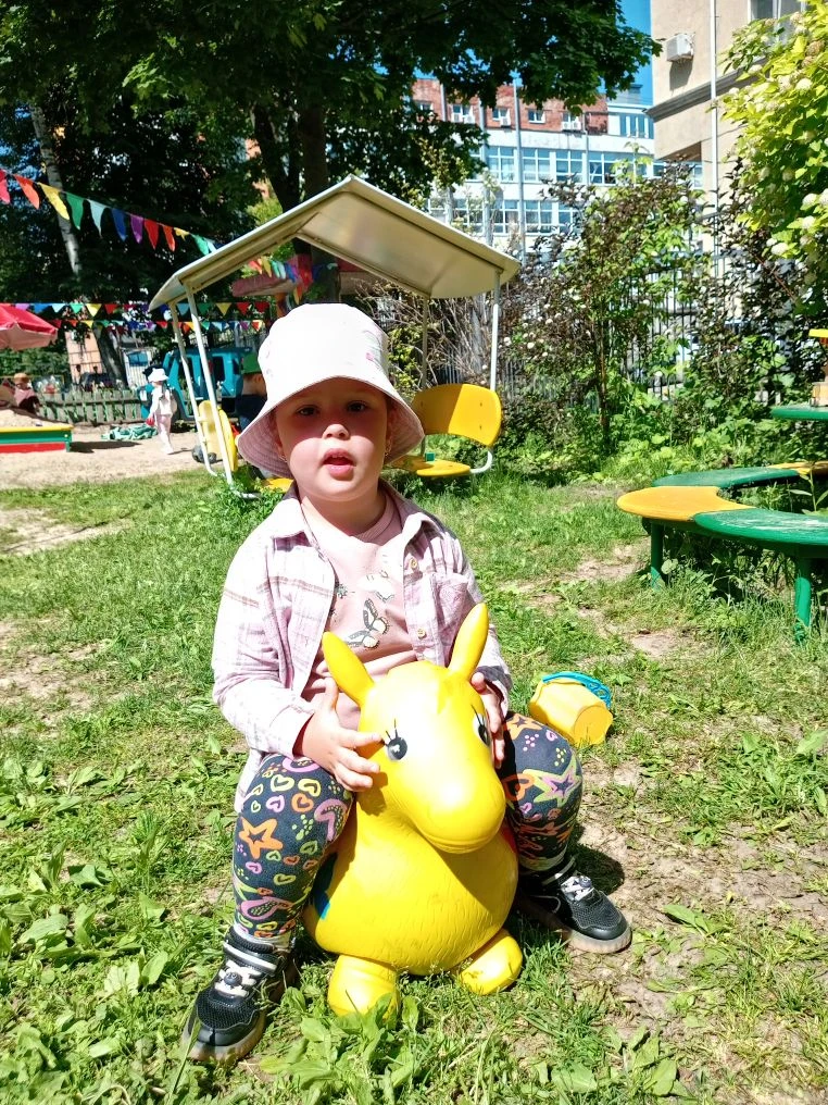Каждый день, собирая ребят на улицу, мы слышим: «Ура, гулять!». Для детей это время свободы и весель
