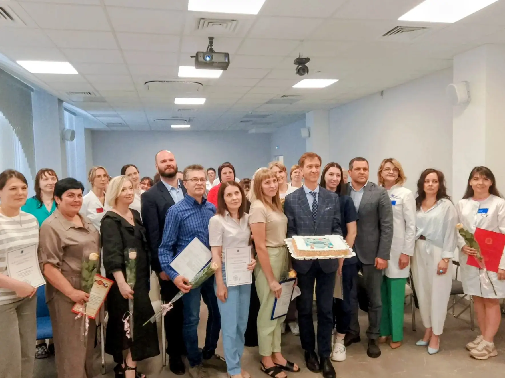✨В стенах больницы собрались сотрудники учреждения на торжественное мероприятие, посвящённое Дню мед