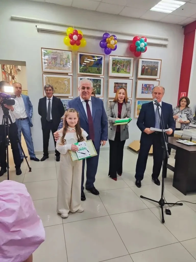 Поздравляем Дербитову  Ксению, ученицу  2" Б" класса,  Лауреата 18 Северо- Кавказского конкурса- выс