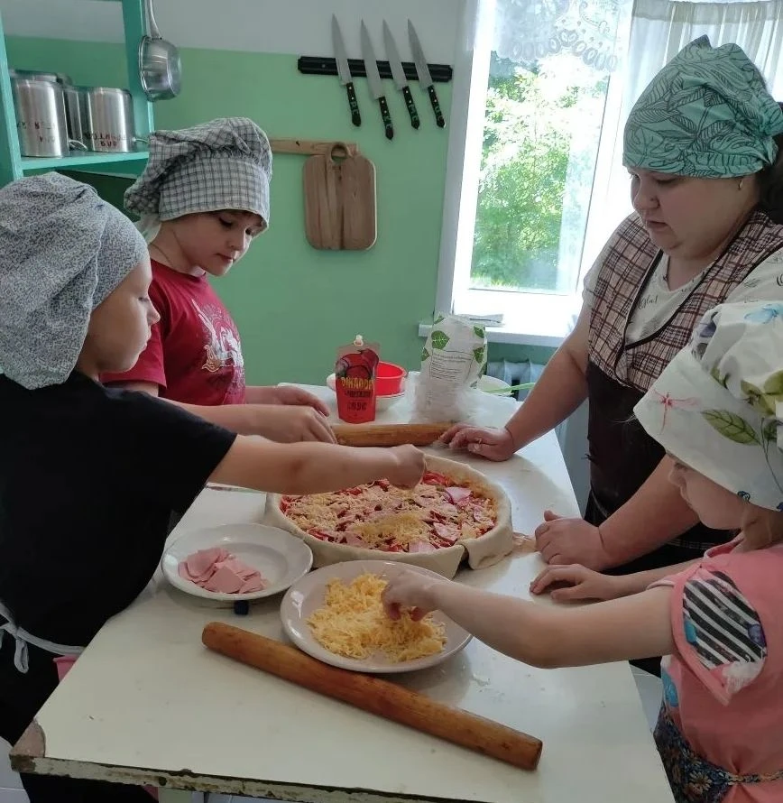 ШКОЛЬНАЯ ПИЦЦА
Очередной день в нашем школьном летнем лагере начался необычно. А именно с кулинарных