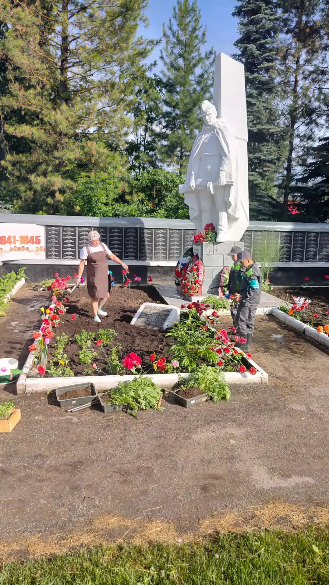 🌿 «Зеленый десант» Орловского СУВУ снова дарит городу красоту!

На днях группа «Садовник» завершила