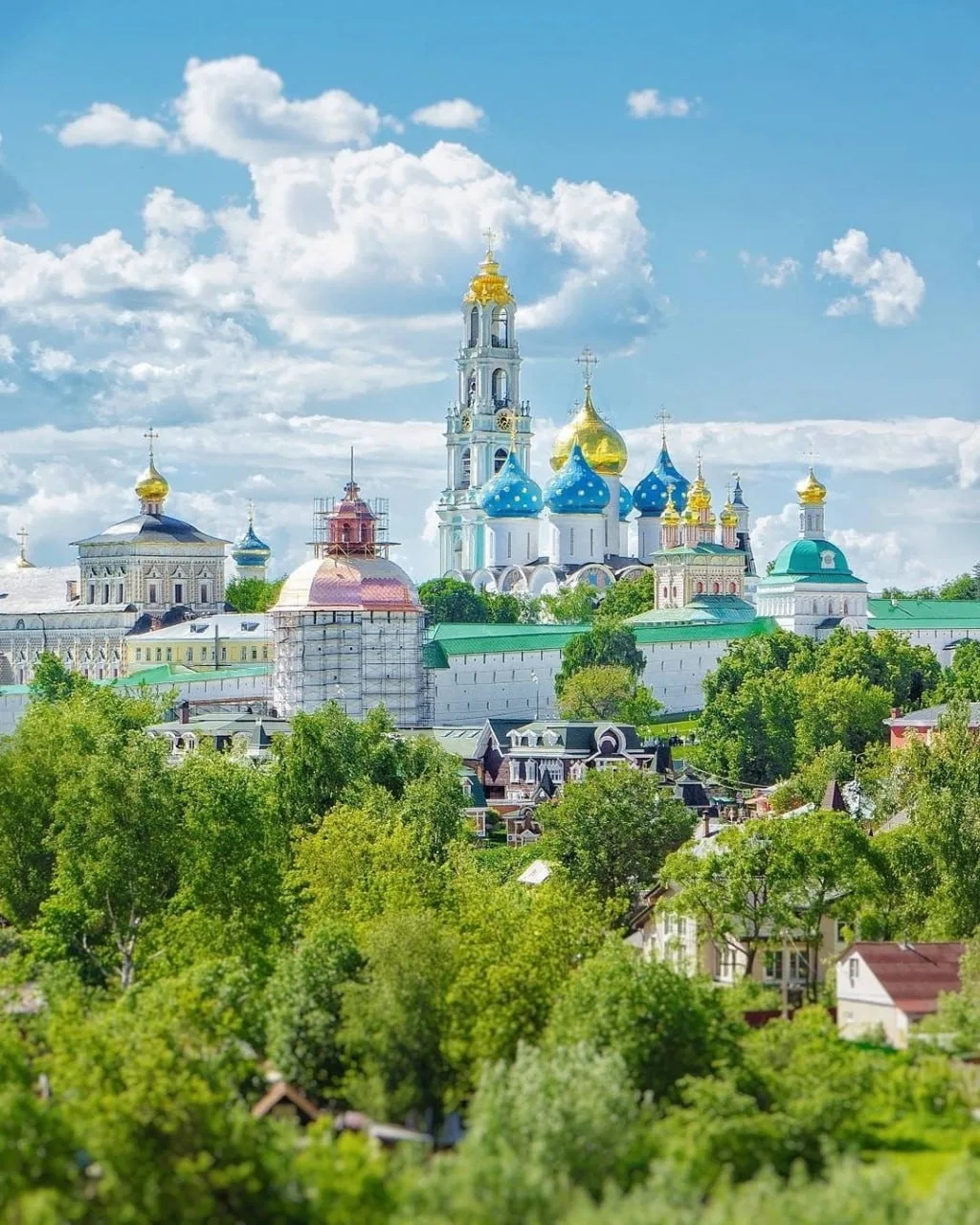 Троице-Сергиева лавра — символ русского православия, крупнейший монастырь и духовный центр России💒 