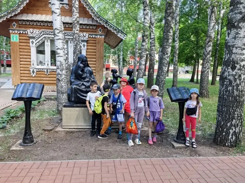 Сегодня, девятого июня, наши ребята 👧👦 с воспитателями 👩‍🏫👨‍🏫 ходили на экскурсию в парк имени