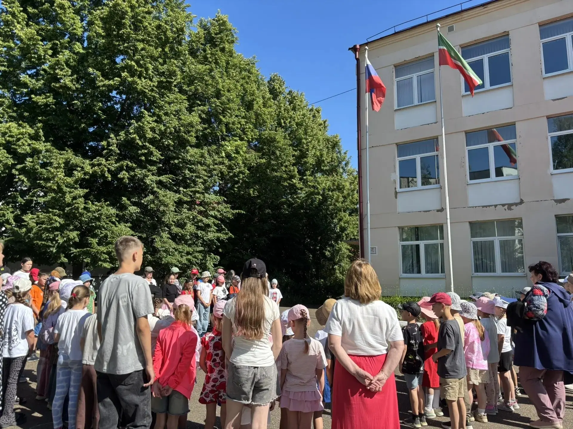 День «Орленок-патриот» начался с утренней зарядки под патриотичные песни, она настроила детей на поз