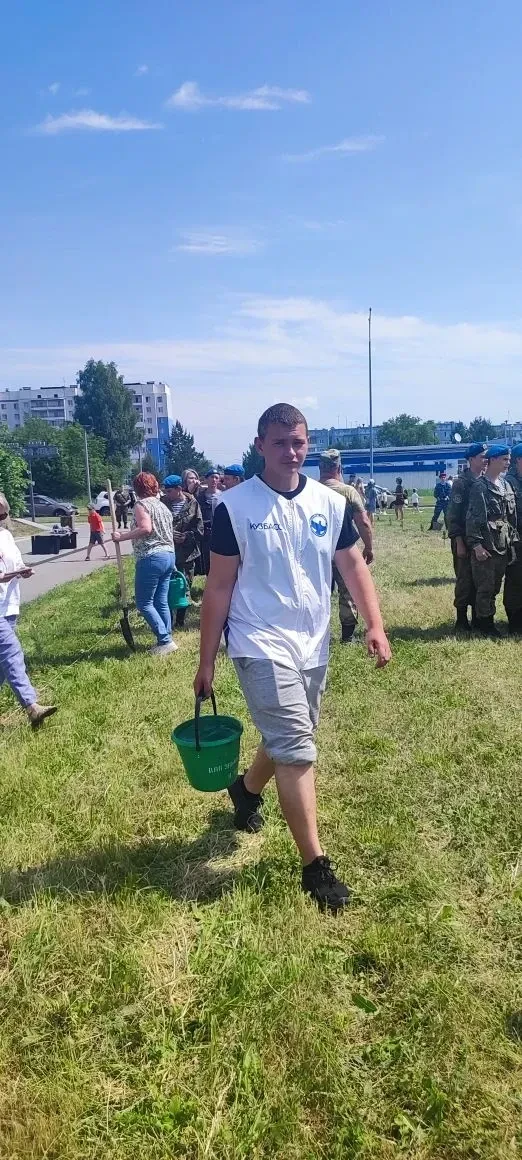 Накануне Дня России Белово стало зеленее!

🌿У Сквера Льва Ковылина прошла международная акция "Сад 