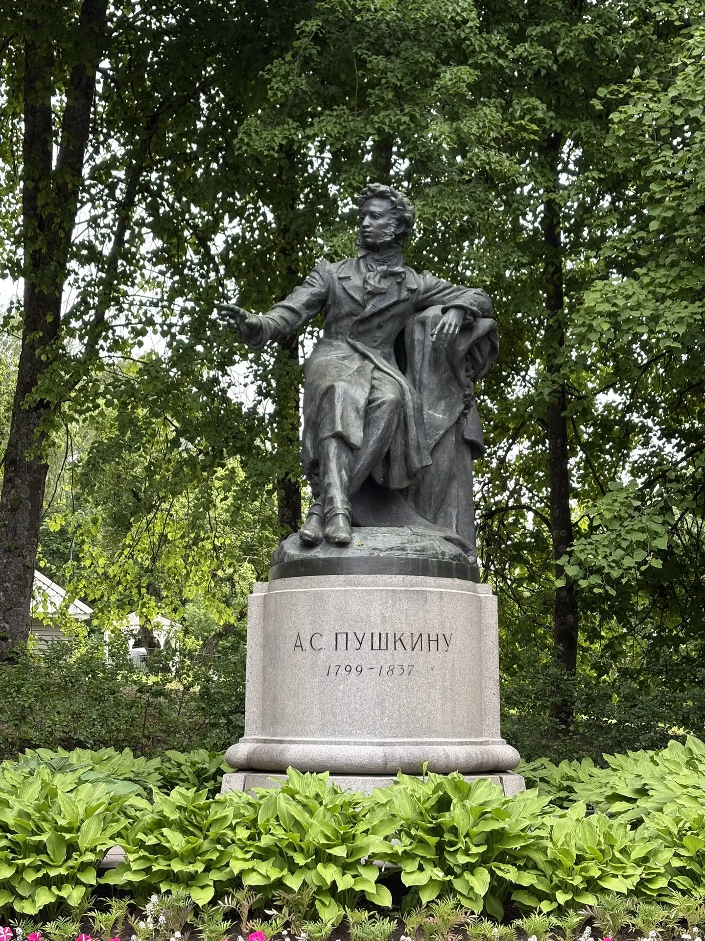 6 июня - день рождения А.С.Пушкина.

Я памятник себе воздвиг нерукотворный,
К нему не зарастет народ