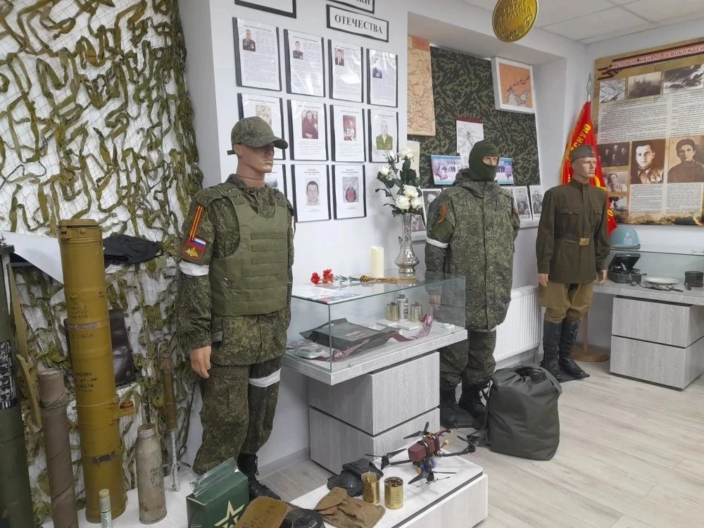 Мы живём в стране, у которой удивительно красивое название - Россия.
Сегодня, 8 июнь, ребята пришкол