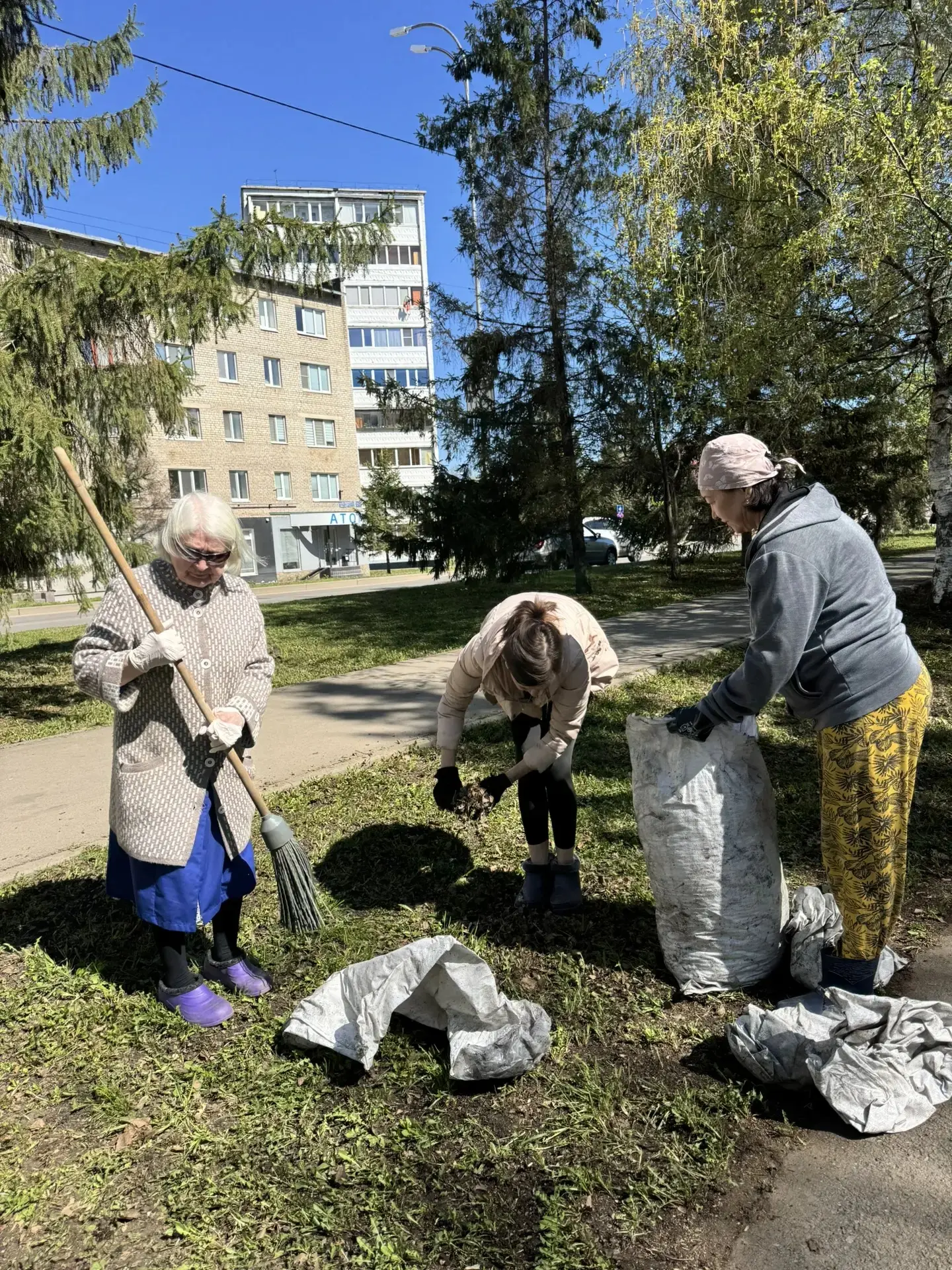 Продолжаем делать мир чище🤗
На субботник вышли дружно,
Все сегодня уберем,
Грабли, метлы, все, что 