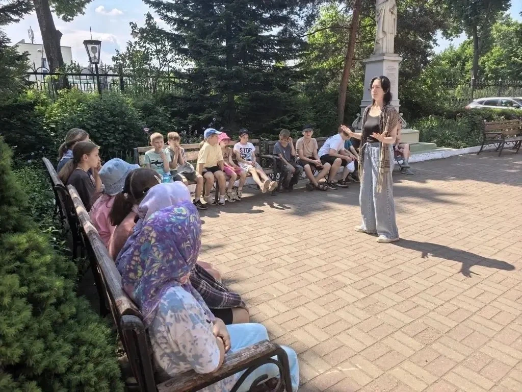 Когда в школе экзамен, нужно сохранять режим тишины! Но дети так любят веселиться, кричать, петь и с