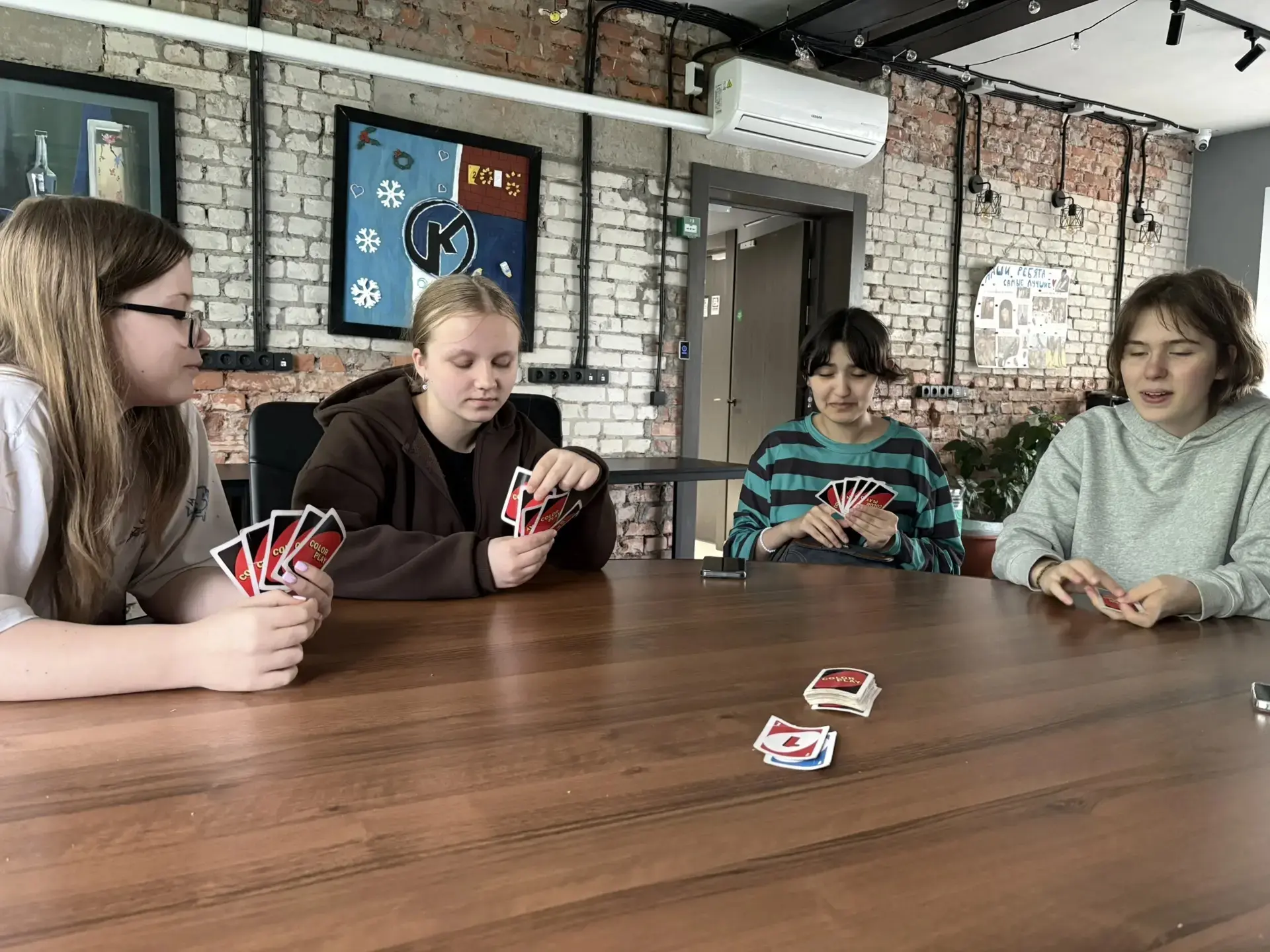 🃏 Вечер UNO 🎲

🚀 30 мая в коворкинг-центре «Кредо» г. Кировск случилось настоящее настольное сраж