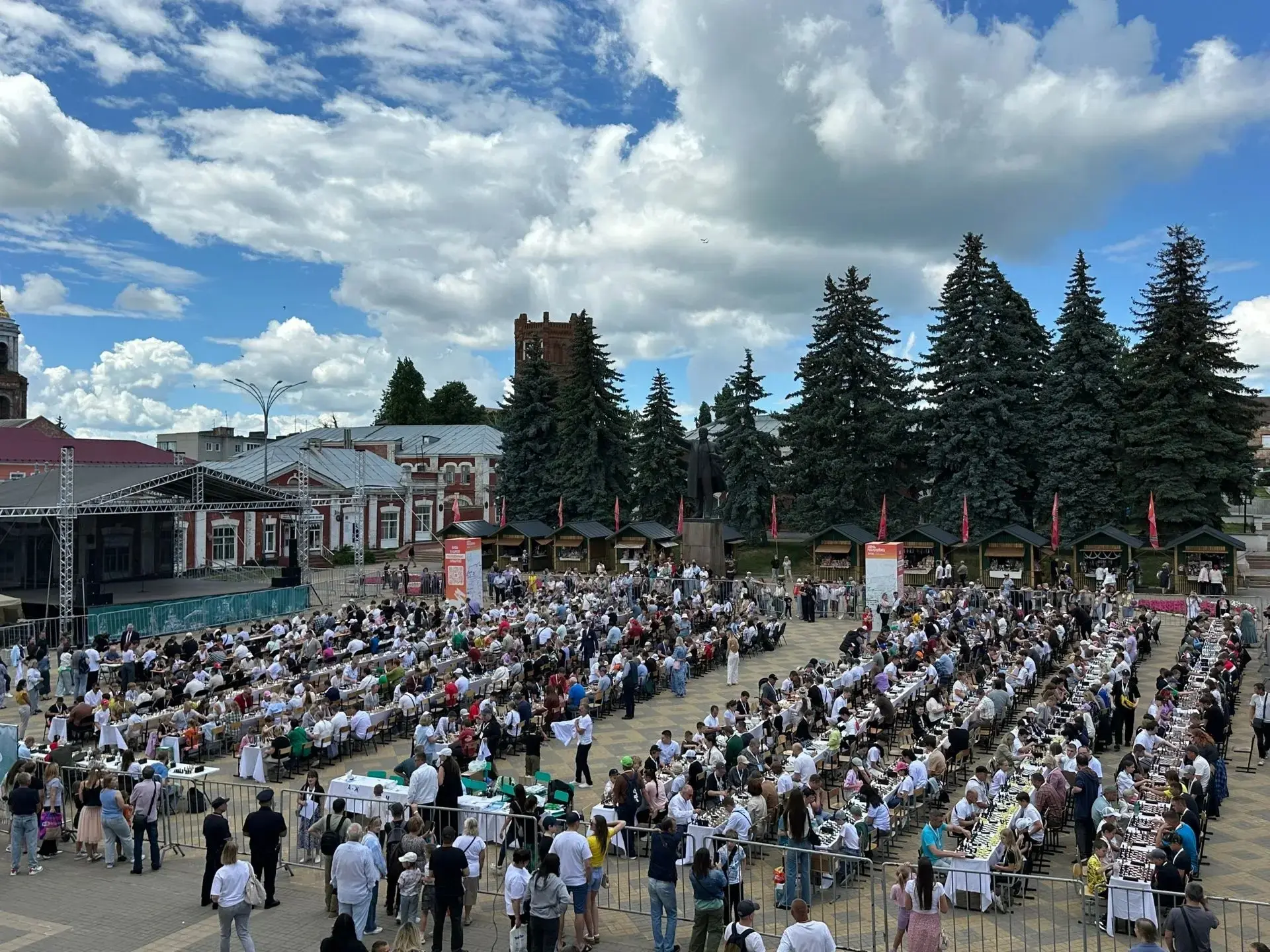 ⚡Елец — в Книге рекордов России! Сегодня в городе одновременно сыграли в шахматы 880 человек. Такое 