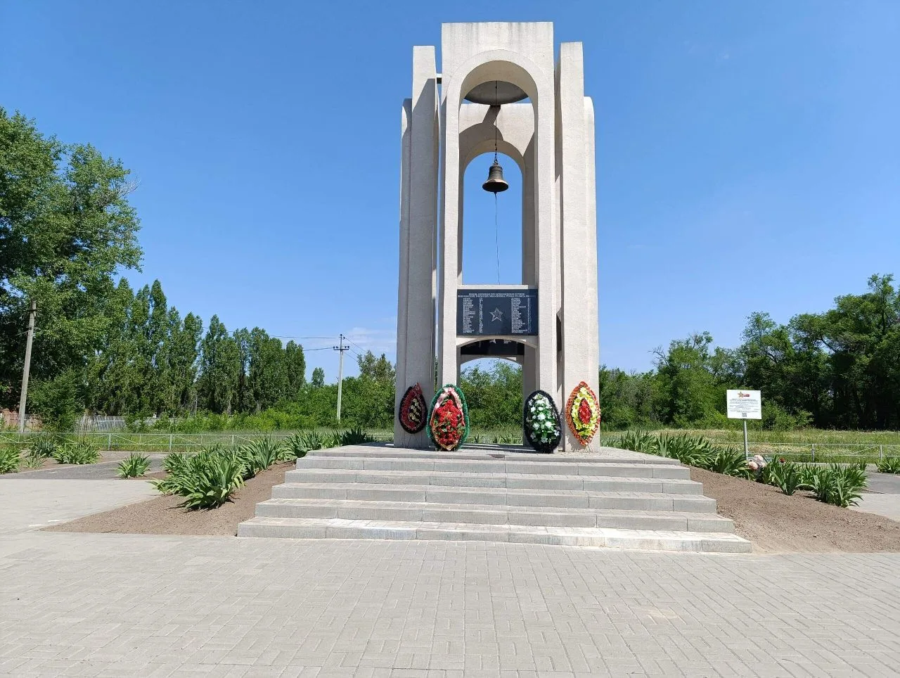 9 июня специалисты культуры, жители хутора, юнармейцы провели День памяти на территории мемориала по