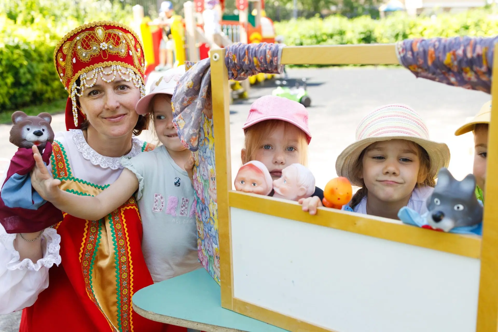 В гостях у Русской сказки

☀️Пока выпускники сдавали ЕГЭ, дошкольный корпус «Семицветик» на целый де
