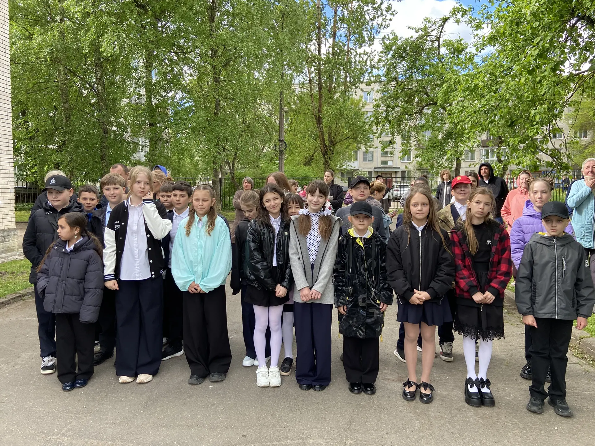🌸🔔Вчера в нашей школе состоялась торжественная линейка, посвященная Последнему звонку. 🌞Редкий со