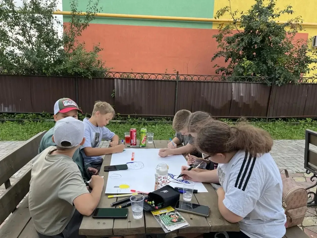«Берегите планету»

Юные защитники природы, Новошешминской гимназии собрались, чтобы создать большой