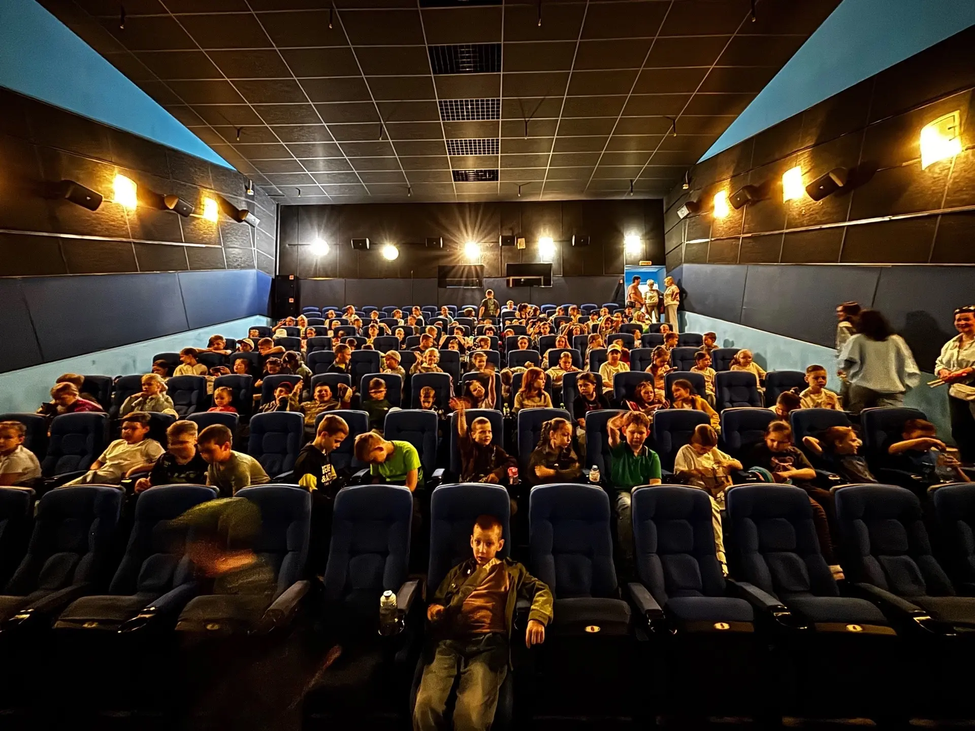 📅 Пятый день школьного лагеря☺
Сегодня в расписании:
🎥 Посещение кинотеатра «Рояль» — смотрели увл