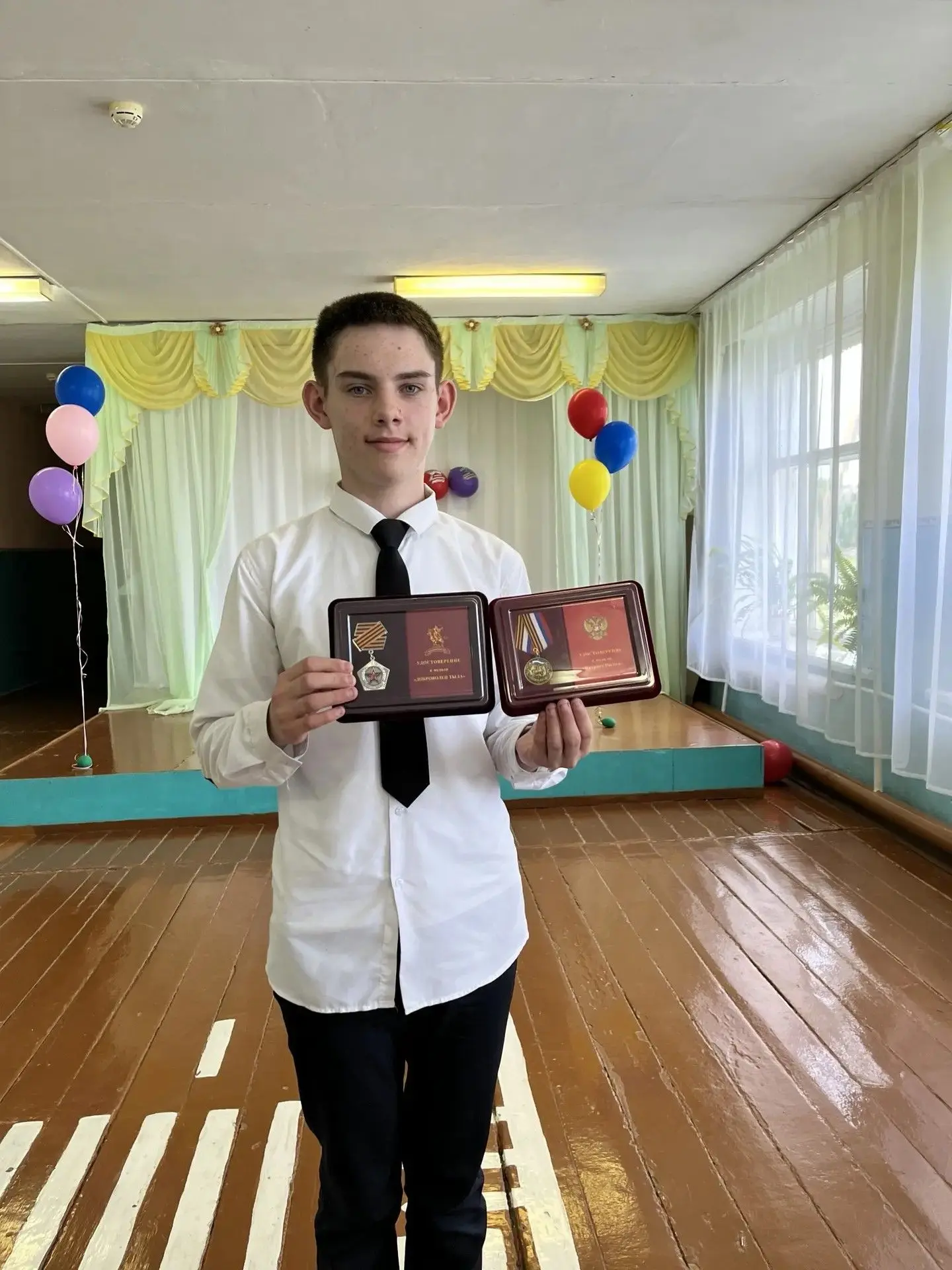 Сегодня в нашей школе прошла торжественная линейка, посвященная итогам уходящего учебного года.

Год