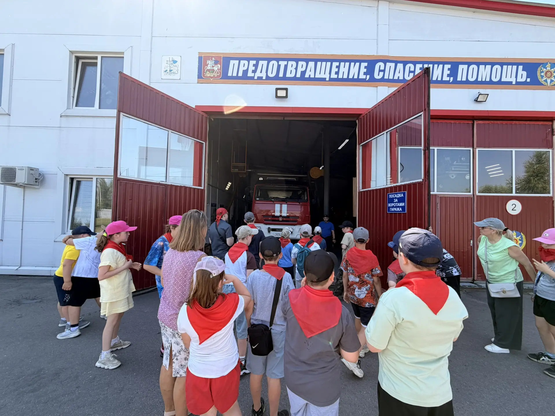 🚒 Крутая среда в нашем лагере!
Сегодня наши ребята отправились изучать профессию пожарного в настоя