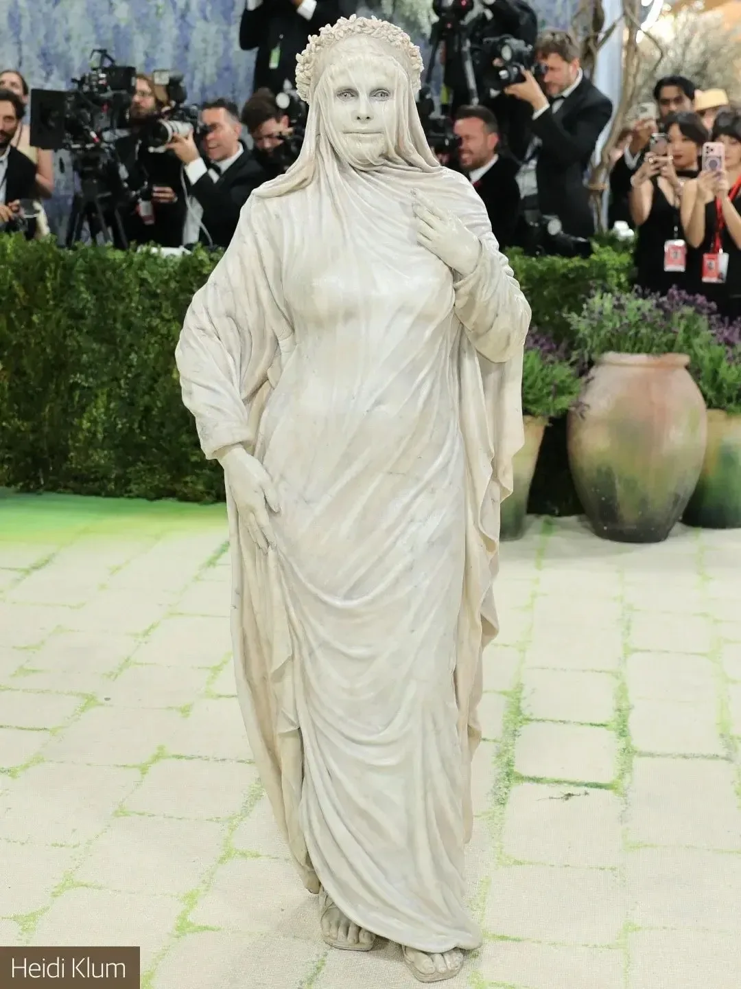 Пока мы спали, в Америках прошел бал моды - Met Gala, или Мет Галина, как мы ее называем))

С каждым