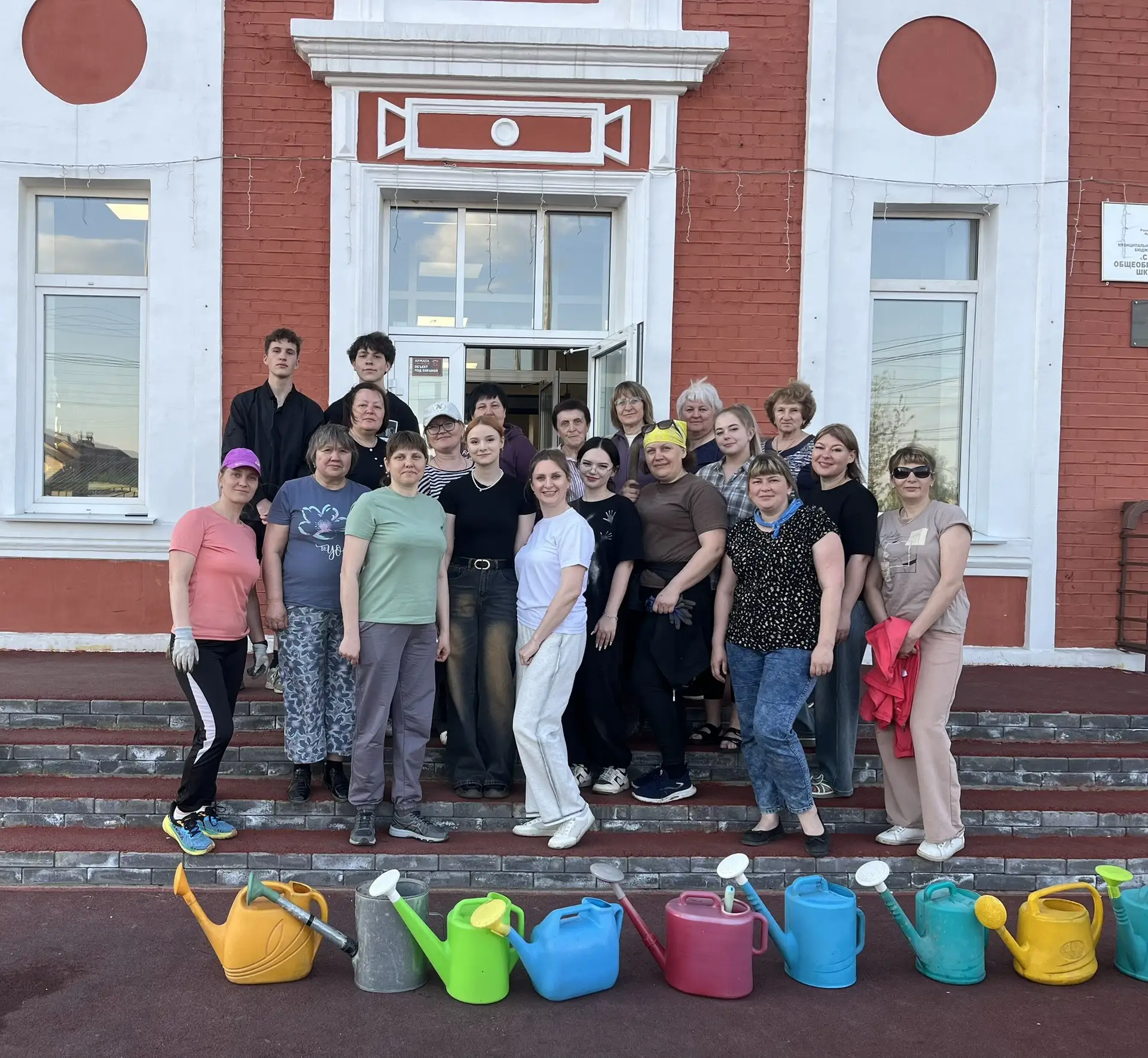 Сегодня, уже под вечер, наши педагоги и волонтёры собрались возле школы. Не на линейку, не на педсов